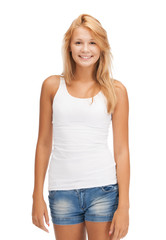 Fototapeta premium smiling teenage girl in blank white t-shirt