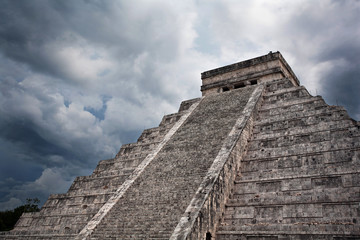 Fototapeta na wymiar Maya Pyramid, Chichen Itza, Meksyk