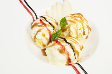 мороженое и фрукты