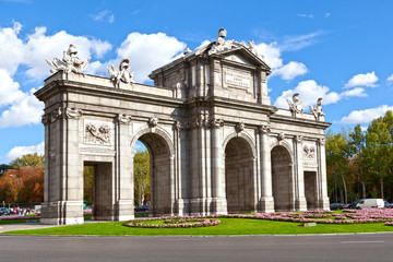 Fototapeta na wymiar Puerta de Alcalá (Alcala Gate) w Madrycie