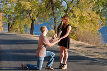 Obraz premium Young man proposing