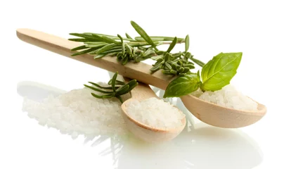 Papier Peint photo Lavable Herbes 2 sel dans des cuillères avec du basilic frais et du romarin isolé sur blanc