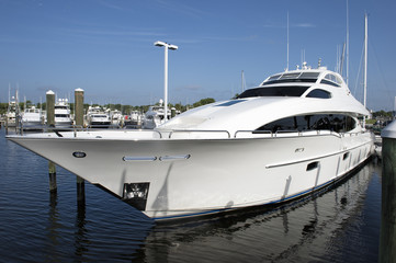 Fototapeta premium luxurious white yacht