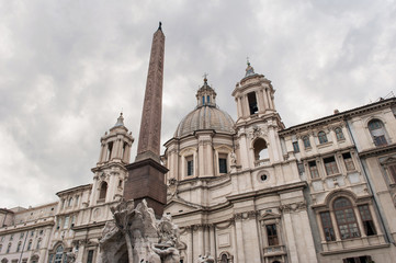 Fototapeta na wymiar Piazza Navona budynek i obelisk. Rzym, Włochy.