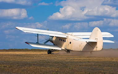 Fototapeta na wymiar Stary samolot startuje na polu