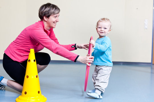 Kind beim Turnen mit Hulahupp