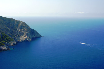 Statek przy skalistym klifie 2, grecka wyspa Zakynthos © GKor
