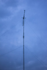 Obraz premium Old styled antenna standing under blue sky
