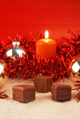 Dominostein Trio vor Weihnachtsdeko