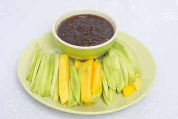 Mangoes with Sweet fish sauce