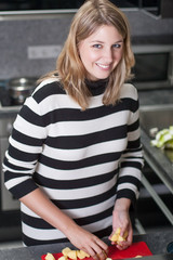 Fototapeta na wymiar Frau beim Zubereiten von Kartoffeln