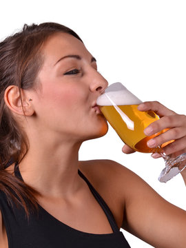 frau mit einem bier
