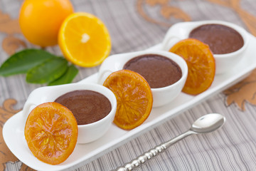 Chocolate mousse with slices of preserved oranges .