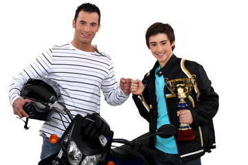 Fototapeta na wymiar Ojciec syna Gratulując zwycięstwa na motocross