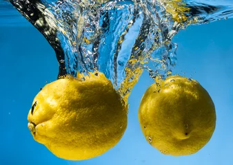 Photo sur Plexiglas Éclaboussures deau Bulles de citron et d& 39 eau. Fruits frais et eau propre