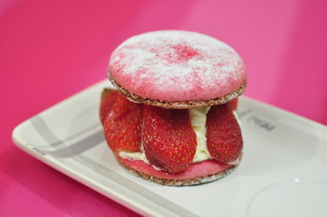 Grand Macaron a la fraise 2