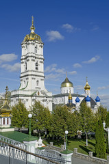 Fototapeta na wymiar Trinity katedry i dzwonnica w Pochaev Ławry, Ukraina