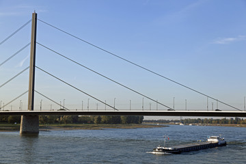 Frachtschiff,Rheinbrücke bei Düsseldorf