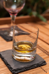 Ein Whiskyglas mit Untersetzer aus Schiefer