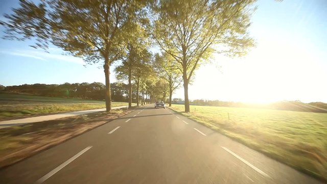 Autofahrt im Sonnenuntergang