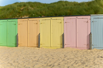 farbenfrohe Strandkabinen