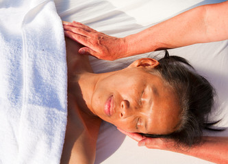 Fototapeta na wymiar Japoński masaż twarzy