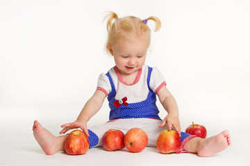 Fototapeta na wymiar Jabłka ekologiczne dla dzieci