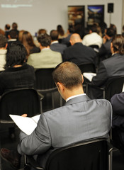 Hombre de negocios en una reunión comercial