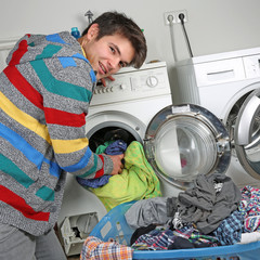 Hausmann w&auml;scht W&auml;sche