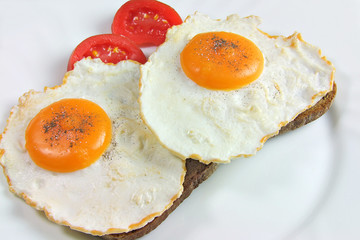 Spiegeleier mit Tomate