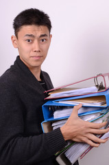 junger mann im büro