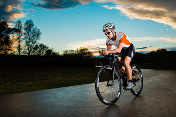 Obraz na płótnie Canvas Triathlete na rowerze
