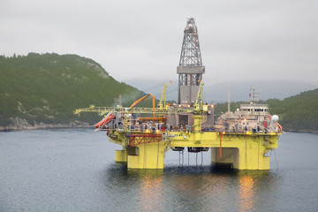 Fototapeta premium Oil trust in middle of river in Bergen , Norway