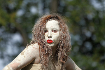 Dziewczyna, kobieta pomalowana gliną z czerwonymi ustami, gliniada.