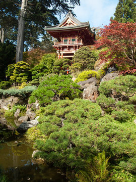 Pagode dans le jardin zen japonais