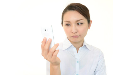 スマートフォンを持つオフィスレディー