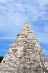 Fototapeta na wymiar Cestius Pyramide Rom