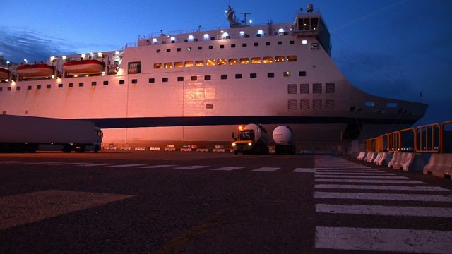 traghetto passeggeri e cargo