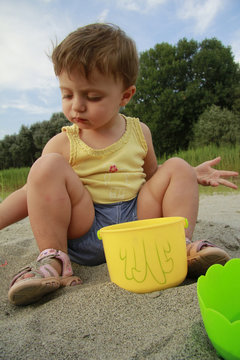 Bambina gioca con sabbia