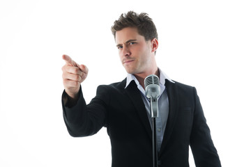 Chanteur face à son micro