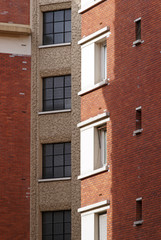 Fototapeta na wymiar Paris, HLM, okna z czerwonej cegły fasadą