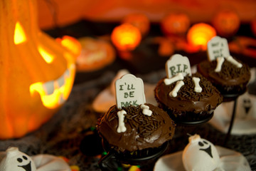 Halloween cupcakes - ghosts and tombstone