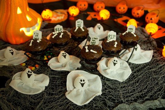 Halloween cupcakes - ghosts and tombstone