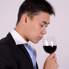 junger mann mit rotweinglas