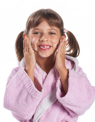 bambina si insapona il viso
