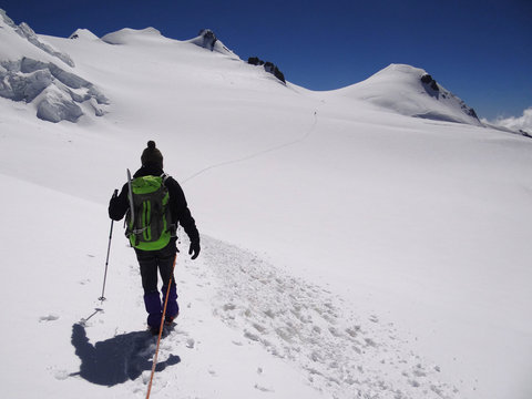 Alpiniste face aux 4000m du Mont Rose (Valais, Alpes)