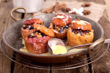 Bratapfel mit Vanillesauce zubereitet