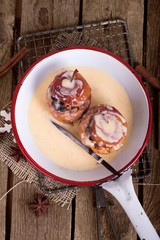 Bratäpfel in weißer Emaillepfanne mit Vanillesauce