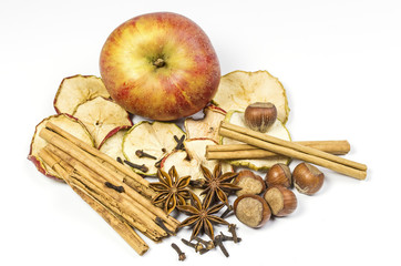 Apfel und verschiedene Gewürze