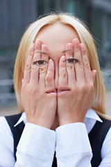 Frau mit Gesicht auf den Händen